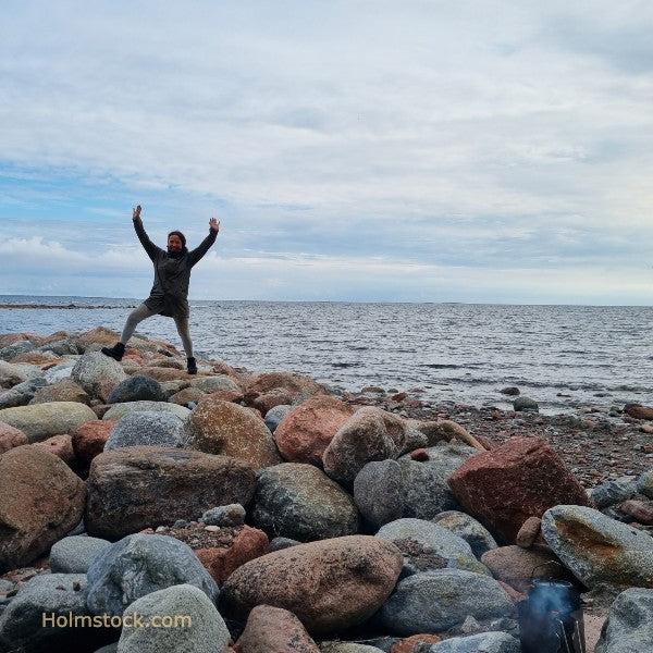 Blije vakantiemomenten aan het stenige strand van Åland te Zweden. Åland kent prachtige stranden van de meest uiteenlopende soorten. De sfeer en de rust op Åland hebben ons enorm positief geraakt. Om die reden advieseren wij u graag om zelf een vakantie reis naar Åland te boeken. Vraag naar de mogelijkheden, wij delen graag onze kennis.