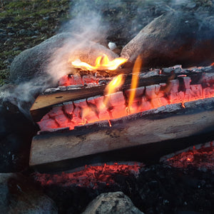 Vakantie in Zweden pure gezelligheid aan het kampvuur. Fika pauze of bbq grillen van vis, vlees of vegetarische maaltijden. Wij leren je vuur maken, buiten koken en de veilige omgang met vuur tijdens onze kleine groepsreizen naar Finland, Zweden en Noorwegen.