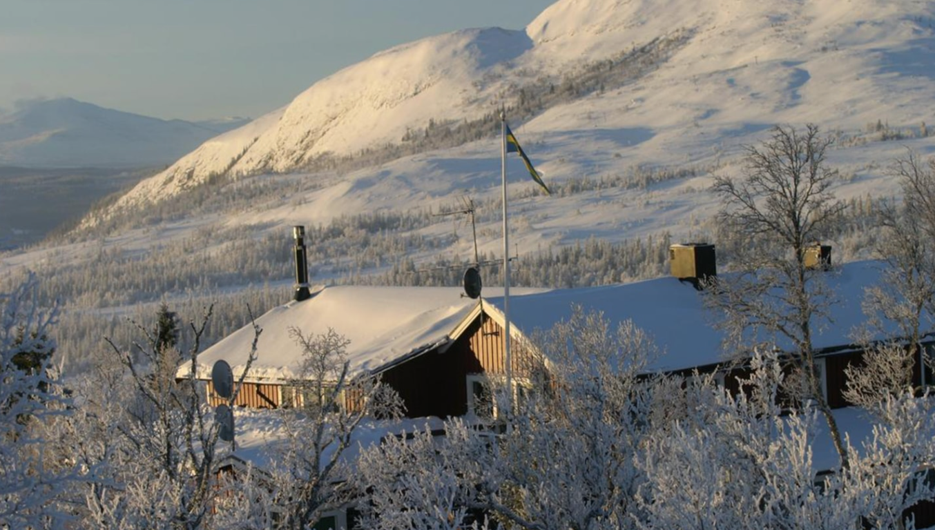 Een fjällgård in de winter is ook bereikbaar, meestal per sneeuwscooter of op ski’s. Geniet van unieke, fraaie uitzichten en een verrassende keuken in deze afgelegen maar betoverende bestemming, perfect voor een winteravontuur. Buustamons Fjällgard Zweden.