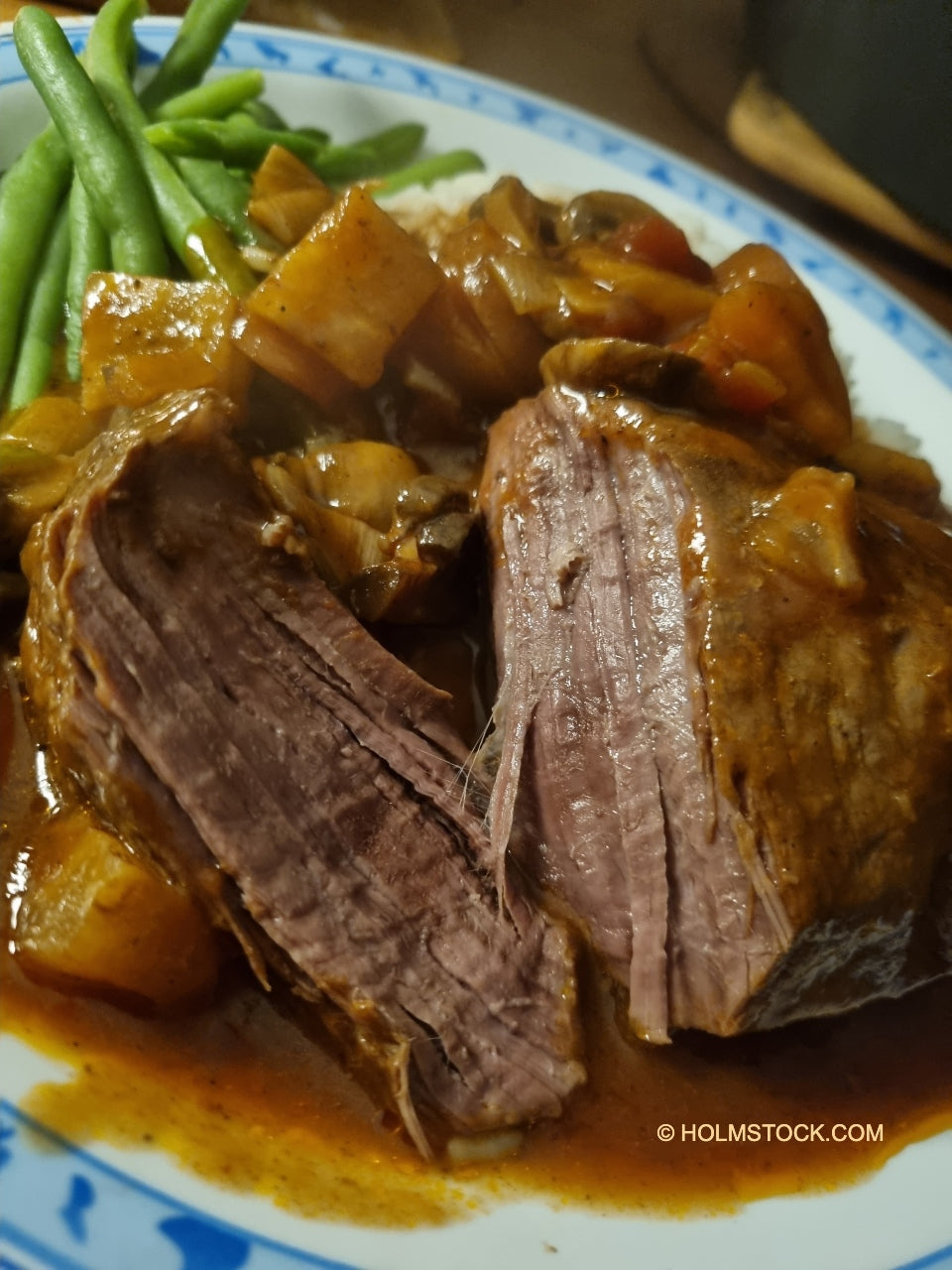 Eland vlees bereid in de dutch oven. Buiten koken is vrijwel overal mogelijk in Zweden dankzij het allemansrätt. Onze gids maakt graag voor u een maaltijd klaar. Wij kennen de juiste bronnen voor goed vlees én wij hebben ervaring met het bereiden van eland vlees op het open vuur.
