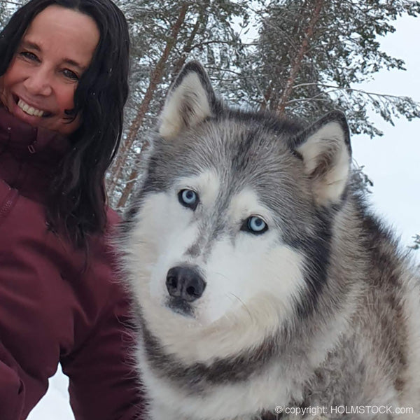 Siberische husky 'Loppa' en Linda van Holmstock Travel op bezoek in noord Zweden, zweeds Lapland. Bij temperaturen van minus 20 en kouder is goede voorbereiding en kleding in laagjes van groot belang. Vraag kledingadvies voordat je op reis gaat.