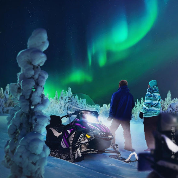 Sneeuwscooter excursie boeken in Finland, Noorwege of Zweden. U heeft de keuze uit een skidoo met verbrandingsmotor of met electrische aandrijving. Vraag naar de opties per locatie en vraag om advies. Boek uw wintervakantie en de activiteiten vroegtijdig zodat u op tijd bent en maximaal gebruik kunt maken van alle opties.