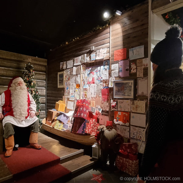 Meeting Santa Claus in Rovaniemi - bucket list item tijdens Finland Reis Noorderlicht met Holmstock Travel. Santa is er het hele jaar door. Zomer en winter. Ga jij mee op een fly-drive vakantie of wordt het een self-drive met je eigen auto? Alternatief bieden wij ook kleine groepsreizen incl. chauffeur vanaf 4 deelnemers aan.