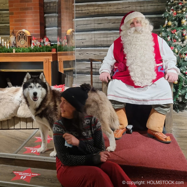 Meet Santa in Rovaniemi - Noorderlicht reis naar Finland - Boek nu. De kerstman is 365 dagen per jaar in Rovaniemi Santa Village aanwezig. Een geweldige sfeervolle locatie die ook een hele reeks activiteiten aanbiedt. Van rendieren slede tocht tot en met een sneeuwscooter safari door de besneeuwde bossen. Ook een bezoek aan het ijshotel behoort tot de mogelijkheden. Boek nu bij Holmstock Travel en vraag advies.