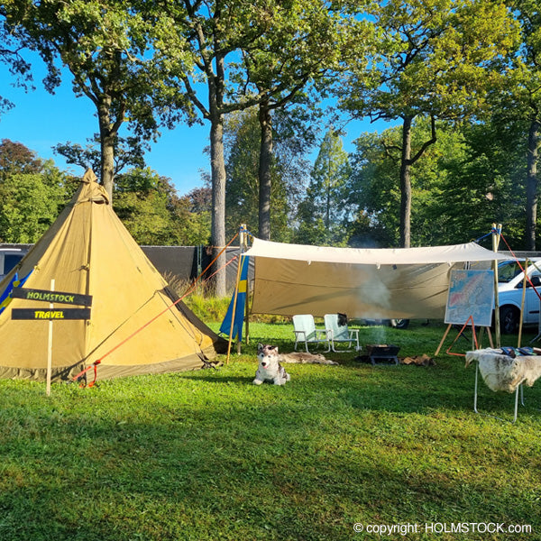 Jachtbeurs Nederland voor de professionele en hobby jager - gamefair - 2023 - kleding, wapens, optiek, kunst, outdoor en travel. Holmstock Travel was aanwezig met de Tentipi tipi die ook meegaat op reizen naar Scandianvië in zomer en winter.