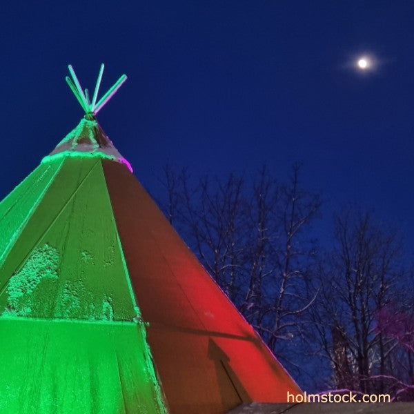 Winterse overnachting in een tipi in Zweeds Lapland met kans op het noorderlicht, rendieren, snowscooter en outdoor cooking. Puur avontuur in het arctische gebied met Holmstock Travel.