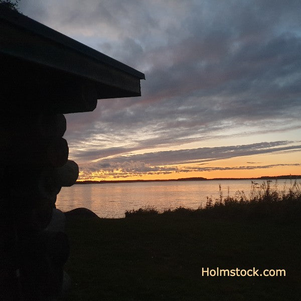 Vakantiehuis huren in Finland, Zweden of Noorwegen. Deze blokhut staat aan het water, aan het meer en biedt rust en comfort. Holmstock Travel, hier boek jij je reis en kun jij genieten.