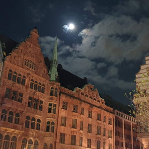 Avond in Malmö - de gezellige terrasjes op lilla torget en stora torget nodigen uit voor een hapje en een drankje. Het is ook zeer gezellig winkelen in Malmö. Zweden autorondreis met Holmstock Travel - boek nu!