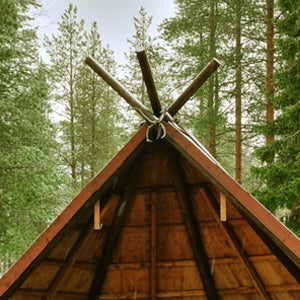 Houten tipi shelter in Santa Village Rovaniemi in Fins Lapland Finland.  Tipi shelters bieden vaak ruimte voor gezelligheid, vuurtje stoken, outdoor cooking of als bescherming tijdens het noorderlicht spotten in de arctische winter.