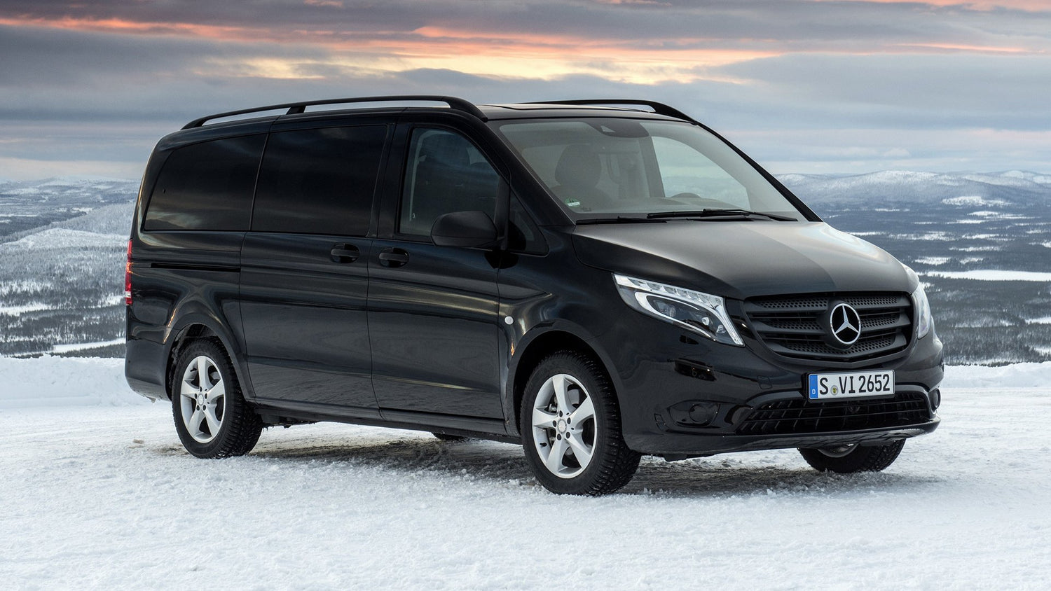 Minivan inclusief chauffeur voor zakelijke reizen boeken bij zakenreisbureau Holmstock BV. Uw zakelijke reis binnen Nederland, Duitsland, Europa en Scandinavie - Zweden, Noorwegen en Finland.