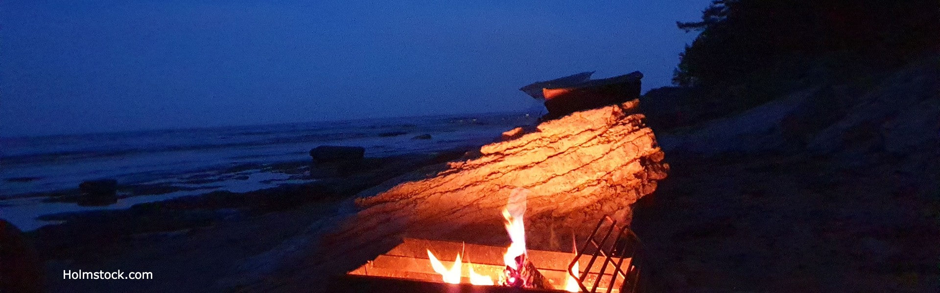 Outdoor cooking aan het kampvuur in Zweden. Heerlijk aan het meer. Vakantie in Zweden? Dan zijn wij het meest geschikte reisbureau.