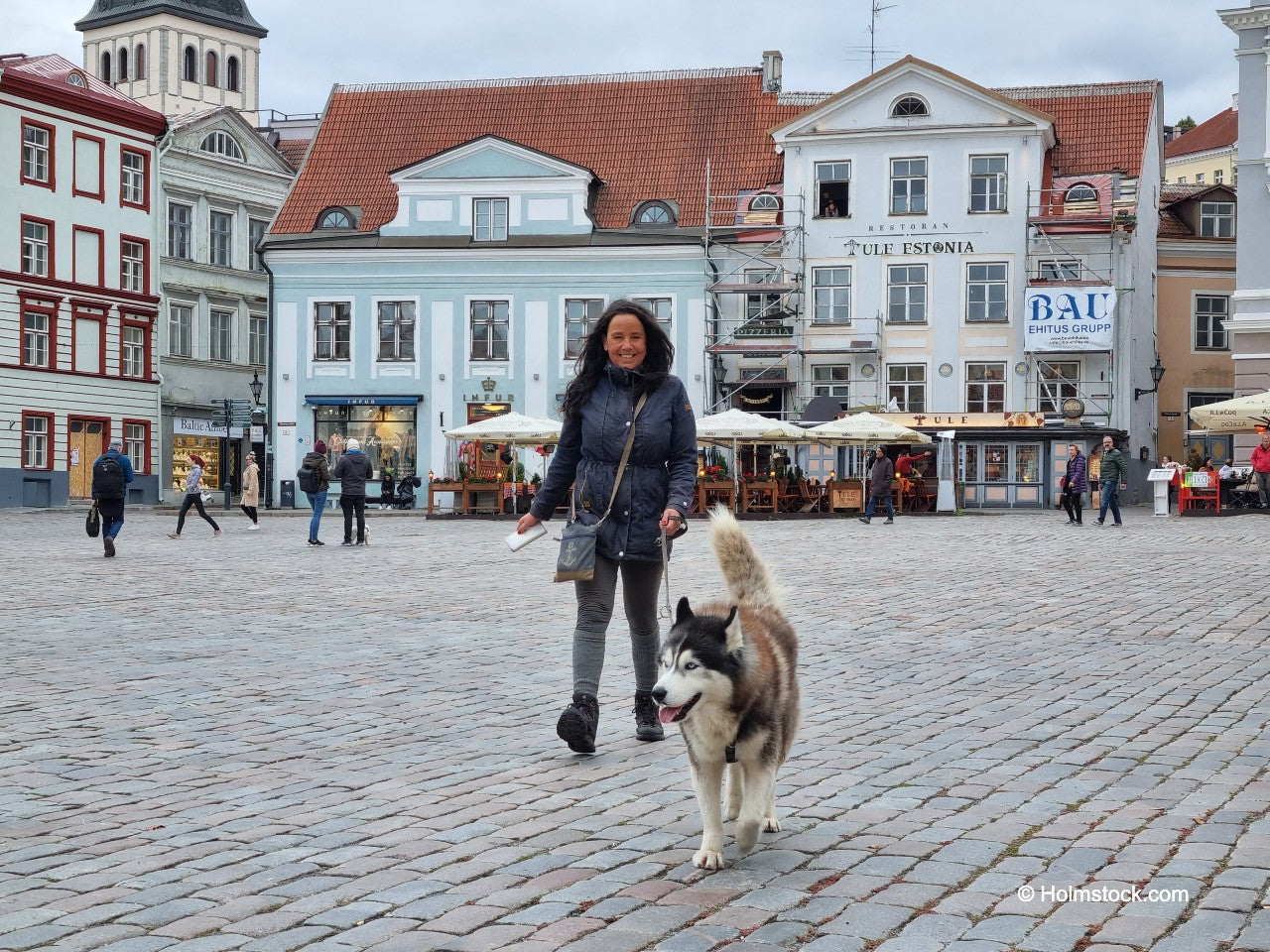 Blijde gezichten op het Raekoja plein in Tallinn, Estland - De sfeer én de restaurants zijn voortreffelijk. Tallin bieden wij aan in het kader van onze (romantische) rondreizen als self-drive of als city trip fly-drive. Eventueel in combinatie met een bezoek aan Riga en Helsinki. Bij het boeken van uw reis krijgt u uiteraard ruimschoots advies.