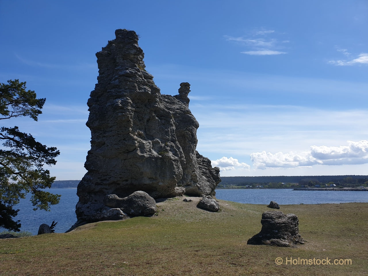 De Raukar Jungfrun in Lickershamn op het eiland Gotland Zweden. Holmstock Travel reisbureau fotografeert alles in eigen beheer. U ziet dat wij de locaties zelf bezoeken en goed kennen. Met deze ervaring kunnen wij u optimaal adviseren.