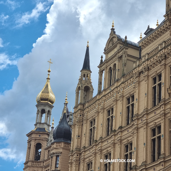Kasteel Schwerin in het oosten van Duitsland. Wij doen deze locatie aan ons tussenstop op reis naar Zweden of Finland. Duitsland is ook als vakantieland een echte topper. Wij adviseren u graag.