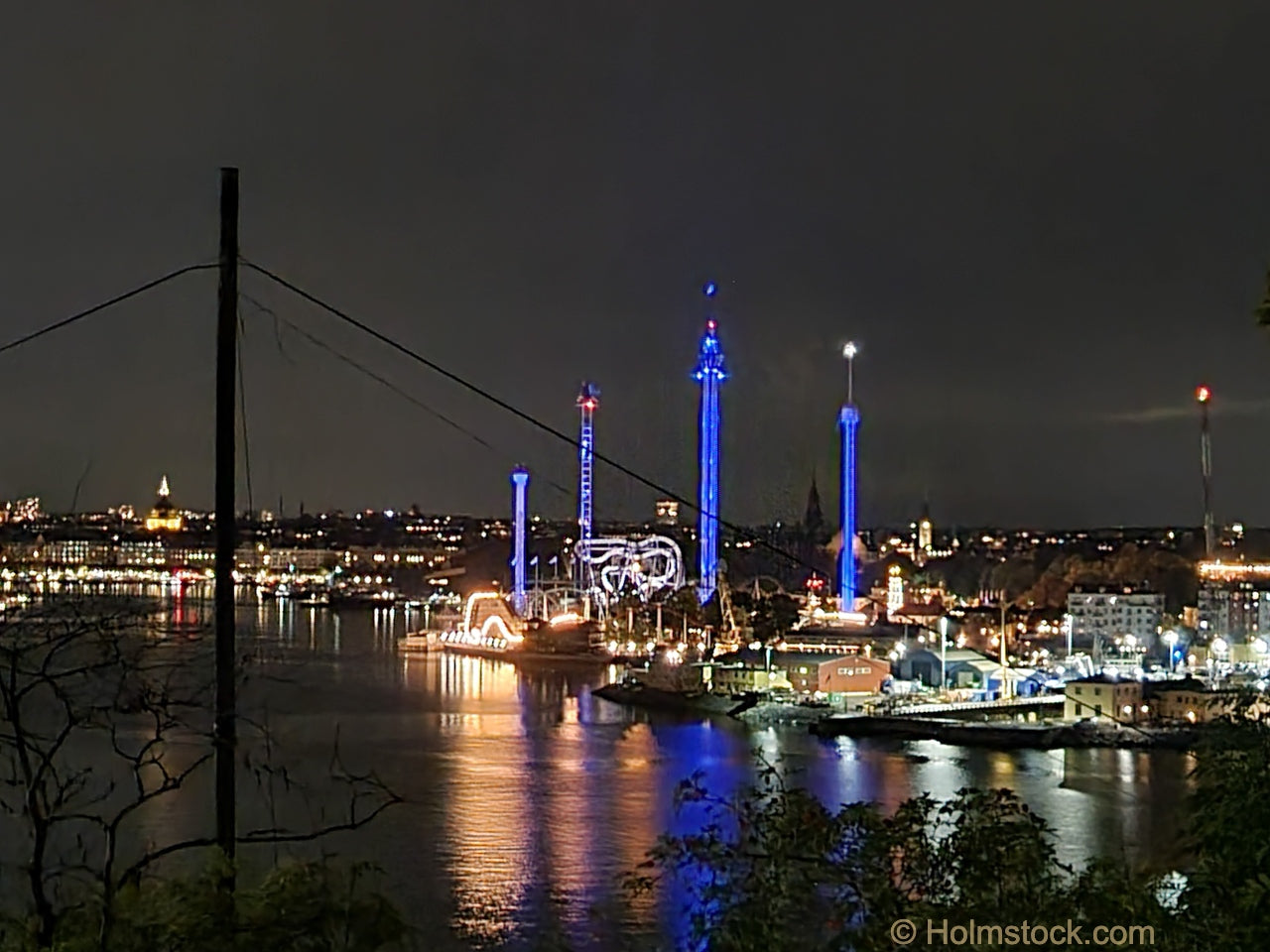 Gröna Lund pretpark op Skansen, dicht bij de Gamla Stan Stockholm, gezien vanaf de heuvels boven de ferry haven. In het donker fraai verlicht en zeer sfeervol.