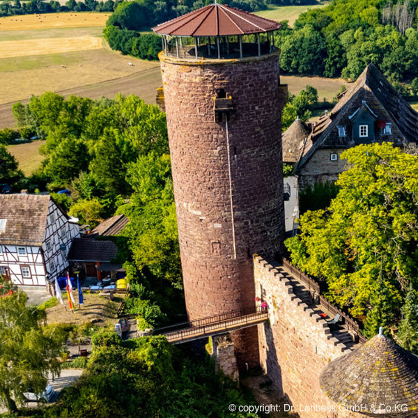 Trendelburg is een stad in Duitsland die vaak wordt geassocieerd met het verhaal van Rapunzel. Volgens de legende zou de Rapunzel-figuur in het verhaal van de gebroeders Grimm in een toren in deze regio hebben geleefd. De stad en het omliggende gebied zijn bekend om hun middeleeuwse charme en zijn populair bij toeristen die geïnteresseerd zijn in de folklore rondom Rapunzel en andere sprookjes. Je romantische kastelen rondreis vakantie begint dus al als een sprookje.