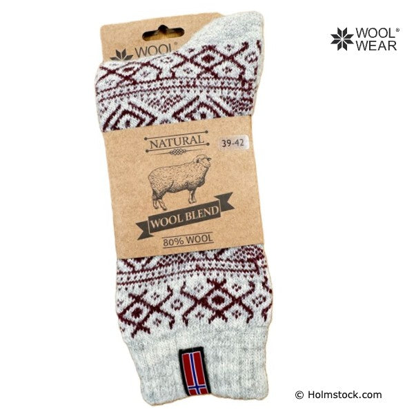 Woolwear of Scandinavie - 80% wollen sok, met noorse vlag, Design 11 in rood en ecru.
Top kwaliteit wollen sokken uit Scandinavie met een traditioneel noors design. De perfect sok voor een winterse vakantie in Lapland.