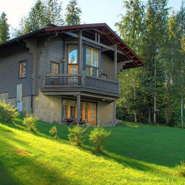 Finse Loghouse vakantiewoning aan het meer met uitzicht over de omgeving. Reis mee met reisbureau Holmstock Travel en boek je zomervakantie en autorondreis.