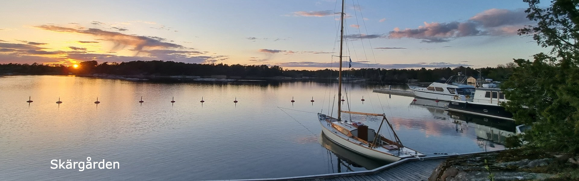 plezierhaven Skärgården Zweden - Reisbureau Holmstock geniet van de zonsondergang. Autorondreis Zweden met huisdier en kinderen.