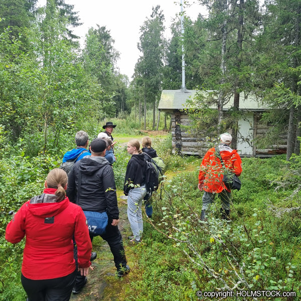 Perfect gepositioneerde hides maken de beren safari veilig en leuk. Hier in het Finse bos, dicht bij de Russische grens staan de hides die je een close encounter met de bruine beer mogelijk maken. Reis en boek bij Holmstock Travel.