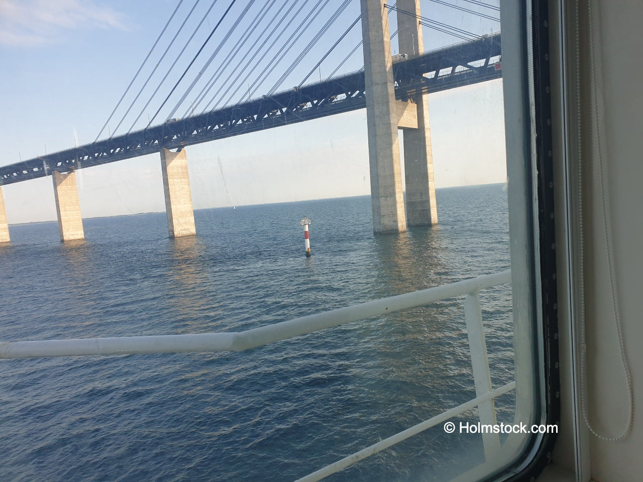 De Öresundbrug tussen Malmö en Kopenhagen is een auto en trein brug die de verbinding tussen het Europese vaste land en Scandinavië is. Deze hoge en lange brug is een alternatief op de veerboot verbinding tussen Duitsland en Zweden.