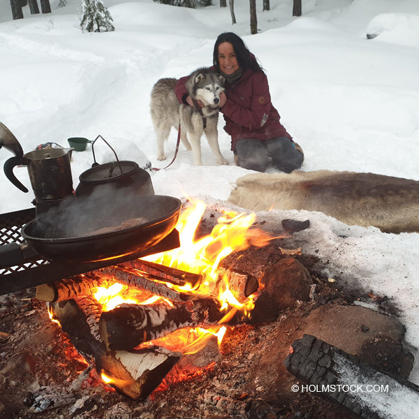 Outdoor cooking aan het open vuur in arctisch Zweden, dicht bij de Stora Forssen watervallen. Ga mee op reis naar Lapland en geniet van locale lekkernijen, bereid op een heerlijk houtvuur.