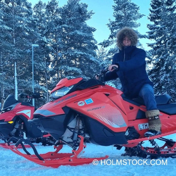 Met de sneeuwscooter door Lapland in de arctische winter. Het pure Nordic adventure. Een sneeuwscooter huren of boeken doe je bij reisbureau Holmstock Travel.