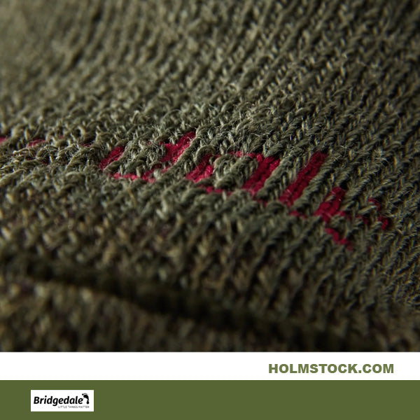 Explorer Heavyweight Summit van Bridgedale is een uitstekende sok voor winterse, koude omstandigheden zoals wij deze in de sub-arctische en arctische gebieden tegenkomen. Merino wol Performance Fusion. Evenwichtige isolatie, vocht regulering en uitstekende duurzaamheid zorgen voor buitengewoon goede dagelijkse comfort. Dankzij Performance Fit blijft de pasvorm heel goed en slipt de sok niet terug in uw schoeisel.  Voor comfort en wartme tijdens uw arctische excursies. Nu te koop bij Holmstock Travel store.
