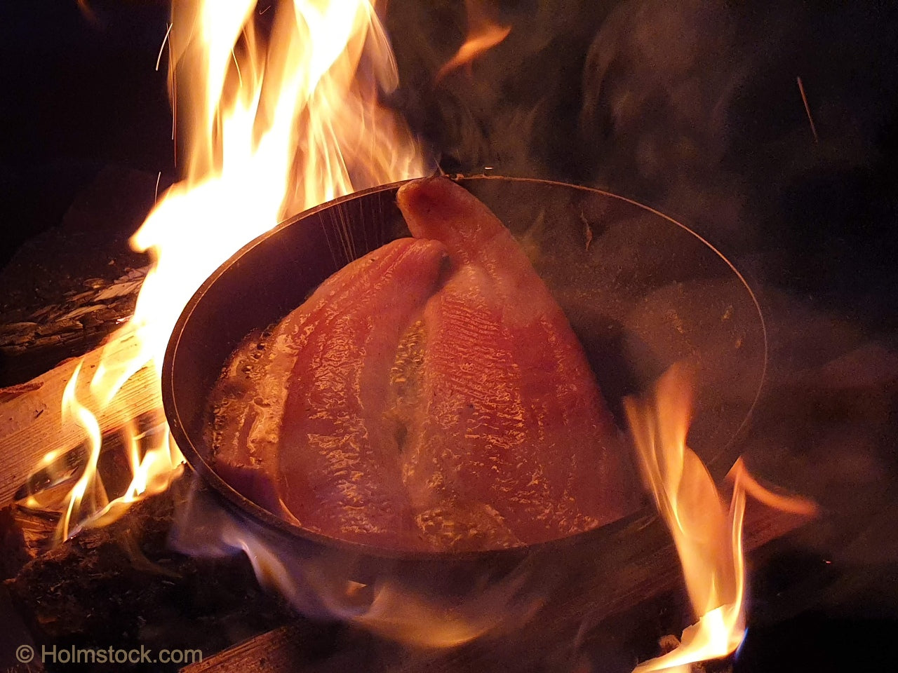 Röding filets gebakken op het open vuur in Zweden aan de Skärgården. Wij bieden outdoor cooking aan tijdens onze reizen. Heerlijk culinair genieten, interessant om te leren vuur maken en buiten te koken. Locale ingrediënten en specialiteiten voor uw gerechten inclusief.