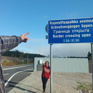 De finse grens met Rusland. Deze border crossing is niet altijd open. Heel dicht bij de russische grens vinden we de meeste bruine beren in Finland. Reis jij mee?