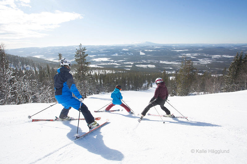 Een adembenemend uitzicht vanaf een besneeuwde fjell in Zweden, perfect voor een ski-vakantie. De witte sneeuwvlaktes en uitgestrekte landschappen nodigen uit tot langlaufen en wintersportavonturen in het hart van Zweden