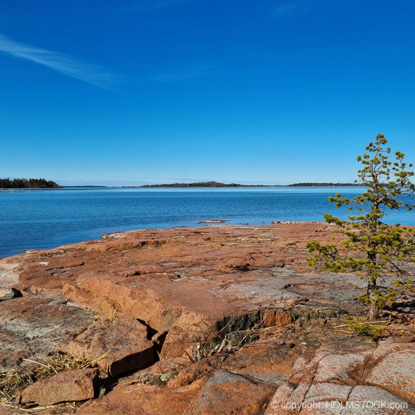 De prachtige rode rotsen langs de kust van Eckerö zijn heel bijzonder. Verblijf aan de kust, in een baai en overzie het prachtige uitzicht van het archipelago van Åland dat zich uitstrekt tussen Zweden en Finland.