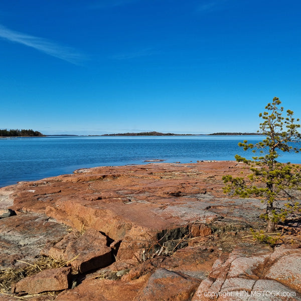 De rode stenen kust van Åland is prachtig. Op sommige stukken bijna op zeeniveau, op andere plekken hoog gelegen waardoor je een fraai overzicht krijgt over de schereneilanden en de zee. Hier kun je geweldig mooi fotografen, vissen en hengelen, picknick houden of gewoon lekker rust nemen. Åland is een van onze favoriete plekjes, dat verklappen we je graag en we nemen je graag ook mee op reis. Boek nu.