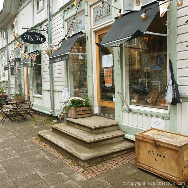 De gezellige winkeltjes en koffie huisjes in het centrum van Mariehamn op het eiland van Åland. Een bijzondere zomervakantie doe je tussen Zweden en Finland in het haast oneindige Skärgården gebied. Reis met ons mee. Self-drive of als groepsreis vanaf 4 personen incl. chauffeur.