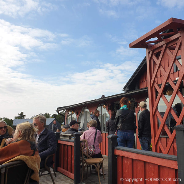 Havencafé in het kleine knusse haventje in Käringsund op Åland. Met een van de grootste campings op het eiland in de buurt kunt u genieten van een vakantiehuisje of verblijven in uw eigen tent. Reis mee met Holmstock Travel