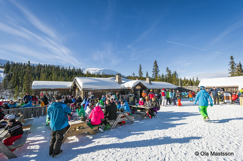 Gezelligheid tijdens après-ski in Trysil, Noorwegen, een perfecte afsluiting van een dag wintersport. Geniet van warme sfeer, gezellige bars en ontspannen momenten tijdens uw ski-vakantie in dit winterparadijs.