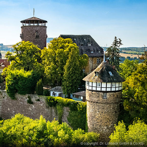Kasteel burg Trendelburg is een van de locaties die we aandoen op onze kastelen rondreis naar de Baltische Staten met als eindbestemming Helsinki Finland. Deze reis kunt u als self-drive maar ook als kleine groepsreis met onze chauffeur boeken. Duitse cultuur in het sprookjesachtige kasteel van Rapunzel.