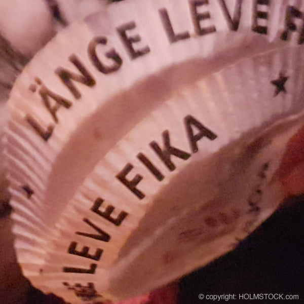 Fika - Zweedse pauze cultuur om te genieten, te eten en te kletsen. Met een fika bedoelen de zweden niet zomaar een pauze. Het is voor de zweden een heel belangrijk onderdeel van het samenzijn. Zweden snoepen en eten heel graag en ze kletsen heel graag. Vooral onder het genot van een kopje koffie en een (zoet) broodje.