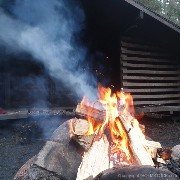 Fika in Zweden, buitenkoken. Buiten koken in het bos in of bij een shelter op het open vuur. Vuur maken en heerlijke gerechten bereiden mag in Zweden dankzij het allemansrecht. Als u conform de actuele weersomstandigheden en conform de actueel geldende richtlijnen voor het maken van open vuur stookt (of niet stookt), dan kent Zweden enorm veel vrijheden en biedt het land u veel plezier en genot. U komt tot rust en kunt prima genieten van uw verblijf op vakantie in Zweden.