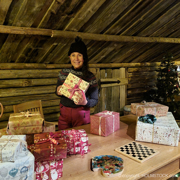 Santa in Santa Village Rovaniemi kerstpakketten kantoor en postkantoor - elfje Linda van Holmstock Travel helpt mee. Boek een vakantie Finland.