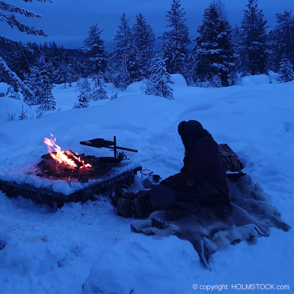 Outdoor cooking in arctische omstandigheden, samen met je gids onderweg met een snowmobile en tijdens de pauze grillen jullie een worst of een stukje vis.