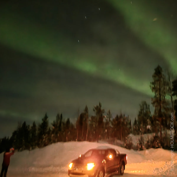Northern lights hunting Fins Lappland als auto excursie boek je rechtstreeks bij reisbureau Holmstock Travel. Foto van onze eigen studiereis naar Lapland op jacht naar het noorderlicht. Wij kennen de omstandigheden en de juiste plekjes. Noorderlicht zien, dat doe je met Holmstock Travel. Veilig, verzorgd en vertrouwd.