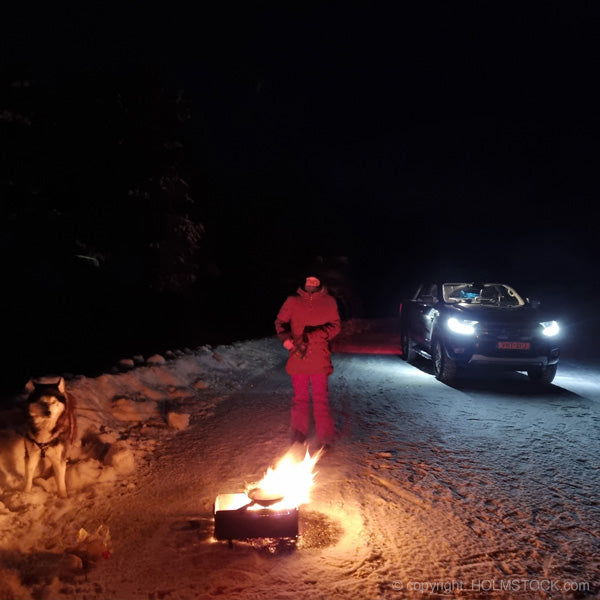 Aurora hunting - Het jagen op het noorderlicht, auto excursie met warme thee en warme snack. Boek je excursie experience in Lapland bij Holmstock Travel. Wintervakanties op maat. U kiest zelf de mate van luxe van uw reis.