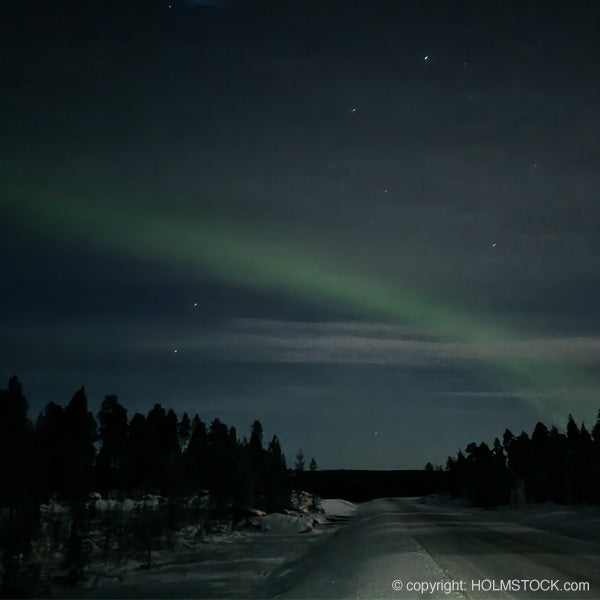Noorderlicht spotten op vakantie in de winter. Lapland is de juiste plek. Noord Zweden en noord Finland alsook noord Noorwegen zijn optimaal voor het zien van het Aurora Borealis verschijnsel, het noorder licht. Wij kunnen u helpen bij het vinden van de meest geschikte plekken. Reisbureau online en fysiek, gespecialiseerd in het organiseren van noorderlicht reizen: Holmstock Travel. Wij spreken uit ervaring.