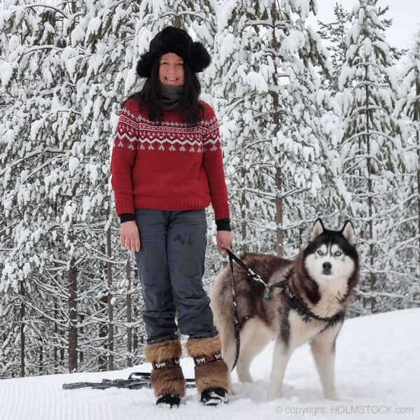 Magische momenten in fins Lapland. Winterse kleding zoals een warme muts, een trui met windbreaker en waterdichte, goed geisoleerde laarzen zijn van groot belang. Vraag kledingadvies voor je reis naar arctisch gebied zoals Lapland.