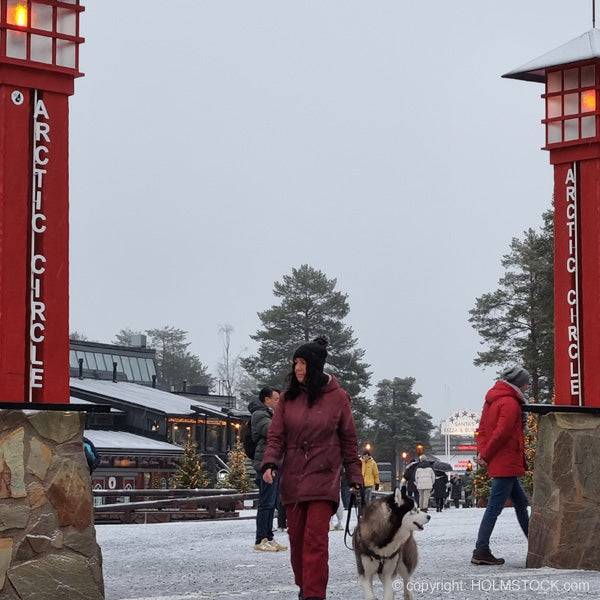 Steek de Arctic Circle over op de locatie van Santa Village Rovaniemi in Finland, bijvoorbeeld tijdens onze Noorderlicht reis naar het hoge noorden. Holmstock Travel eigenaar en reisleider Linda ging u al voor. Vraag ons advies en wij maken uw vakantie tot een succes.