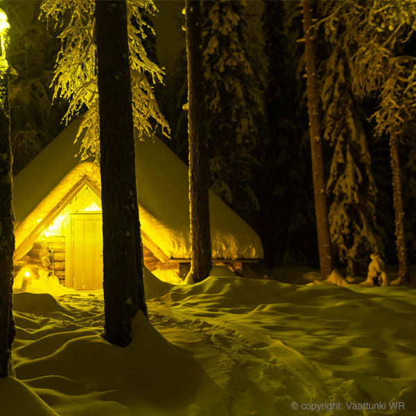 Grill kota in het winterse finse bos. Een grill kota staat garant voor gezelligheid, knusse warmte en vaak heerlijk lokaal eten. Je kunt een grill kota huren of gratis gebruik ervan maken als deze op locatie wordt aangeboden. Meestal wordt er in dit soort kota's op hout gestookt om het eten te bereiden. Finse gezelligheid.