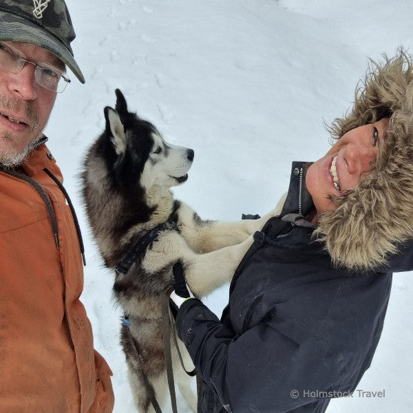 Finland reisexperts en travel designers Linda en Patrick samen met de husky Moscow in winters Kainuun Finland.