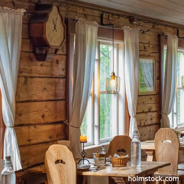 Diner en overnachting in een Fjellstuga in Zweden tijdens de langste sneeuwscooter safari tocht in Lapland. Uniek. Een premium reis van reisbureau Holmstock Travel.