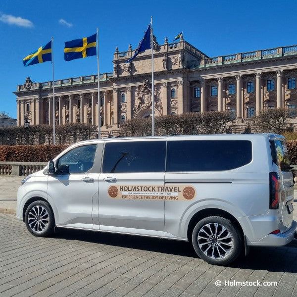 De milieuvriendelijke minibus van Holmstock Travel in Stockholm voor het Riksdagshuset. De Ford Tourneo Custom PHEV is heerlijk ruim en voorzien van lederen bekleding.